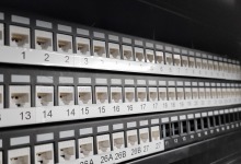Patch panel RJ-45 w szafie Rack