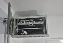 Mała szafa RACK w domu prywatnym