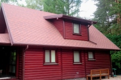 Antena naziemna na domku letniskowym w okolicy jeziora