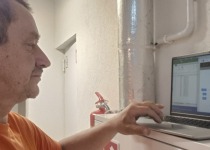 Podczas serwisu domofonów w bloku mieszkalnym
