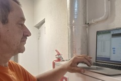 Podczas serwisu domofonów w bloku mieszkalnym