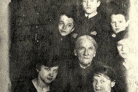 Anna Głowacz, żona Aleksandra z wnukami,Nasutw