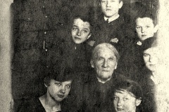Anna Głowacz, żona Aleksandra z wnukami,Nasutw