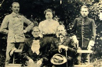 Anna i Aleksander Głowacz z dziećmi Bronisłąwem, Janem iJadwigą, Nasutów, pocz. XX w.