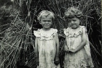 Anielka i Marysia Żbikowskie bliźniaczki, córki Franciszka