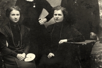 Nasutów, pocz. XX w. córki Aleksandra Głowacza od lewej - Aniela Bikowska, Maria Wasilewska,stoją Jadwiga Kozłowska i Kalikst Wasilewski