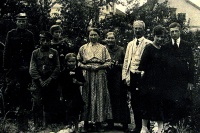 W środku Aniela i Gustaw Żbikowscy (jasne ubrania), obok Maria Rozalia Wróblewska , z lewej Franciszek Żbikowski, Elżbieta i Marysia Wróblewskie a z prawej Jerzy Żbikowski