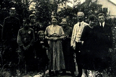 W środku Aniela i Gustaw Żbikowscy (jasne ubrania), obok Maria Rozalia Wróblewska , z lewej Franciszek Żbikowski, Elżbieta i Marysia Wróblewskie a z prawej Jerzy Żbikowski