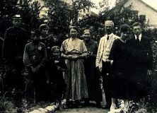 W środku Aniela i Gustaw Żbikowscy (jasne ubrania), obok Maria Rozalia Wróblewska , z lewej Franciszek Żbikowski, Elżbieta i Marysia Wróblewskie a z prawej Jerzy Żbikowski