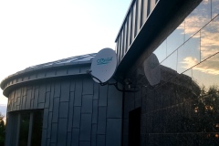 Antena satelitarna na elewacji budynku