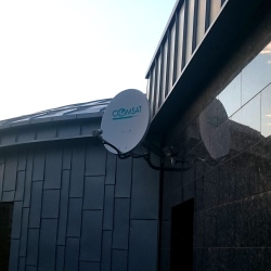 Antena satelitarna na elewacji budynku