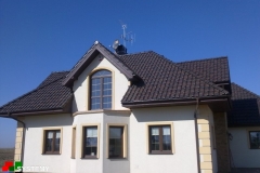 Zestaw anten radiowo-telewizyjnych na domku prywatnym