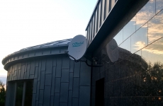 Antena satelitarna na elewacji budynku