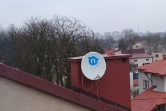 Przewód należy mocować do anteny i uchwytów