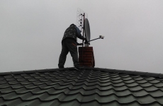 Podczas ustawienia anteny na dachu