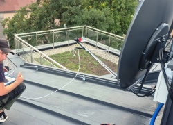 Instalator-podczas-pomiaru-sygnalu