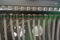 Zamontowany Patch Panel 1U 24 porty typu F w szafie rack