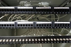 Patch Panele RJ 45  i F w szafie RACK