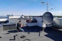 Podczas montażu zestawu antenowego na dachu bloku mieszkalnego