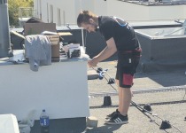 Robert w trakcie prac instalacyjnych