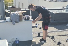 Robert w trakcie prac instalacyjnych