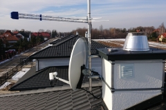 Zestaw anten telewizyjnych satelitarna i naziemna zamocowana do komina z dociepleniem