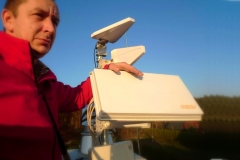 Antena SelfSat podczas ustawiania na dachu budynku