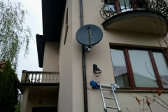 Antena satelitarna na ścianie z dociepleniem