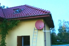 Antena satelitarna pod kolor dachu