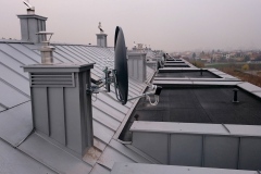 Antena satelitarna w estetycznym otoczeniu.