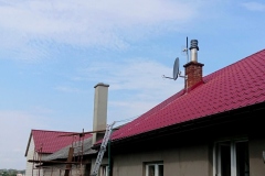 Zamontowana antena satelitarna na kominie - Rudka Kozłowiecka