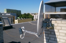 Zamontowana antena sat na dachu bloku - Lublin