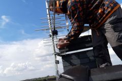 Montaż-obejmy-kominowej-i-anteny-telewizji-naziemnej-na-dachu