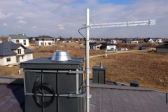 Zamontowana antena DVB-T Logarytmiczna na maszcie do komina z obróbką blacharską