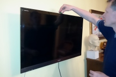 Sprawdzenie poziomu zawieszenia telewizora