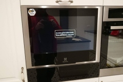 Telewizor wbudowany w zabudowę kuchenną - estetycznie i praktycznie