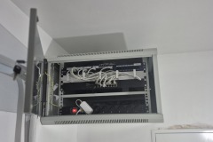 Mała szafa RACK w domu prywatnym